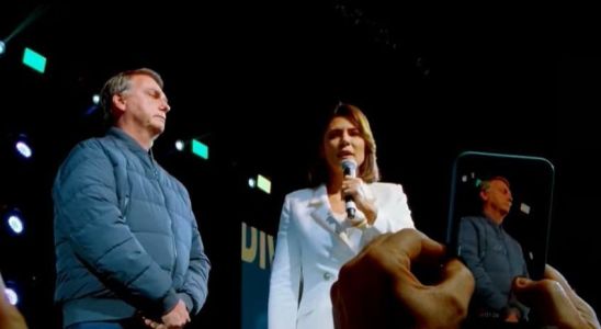 bolsonaro e michelle em palco