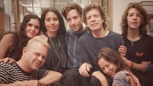 Mick Jagger com seis dos oito filhos