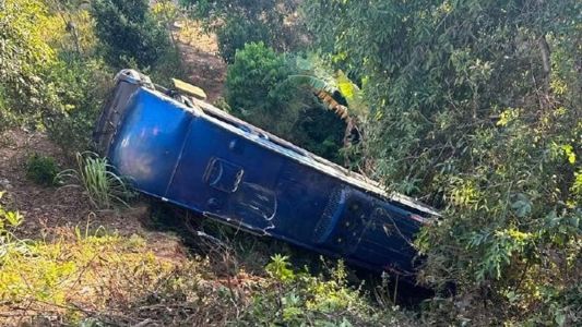 Micro-ônibus capotou na BR-262, em Juatuba, nesta manhã de domingo (26)