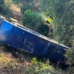 Micro-ônibus capota, mulher é arremessada para fora do veículo e acidente deixa sete feridos na Grande BH