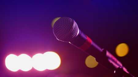 Foto mostra microfone em palco