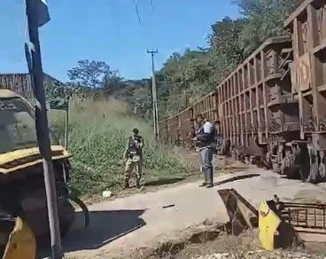 Vídeo: trem atinge micro-ônibus escolar em Mário Campos, na Grande BH