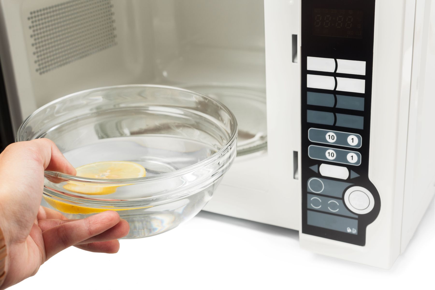 Como limpar o micro-ondas utilizando apenas vinagre e água
