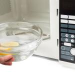 Como limpar o micro-ondas utilizando apenas vinagre e água