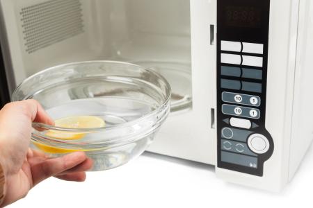 Como limpar o micro-ondas utilizando apenas vinagre e água