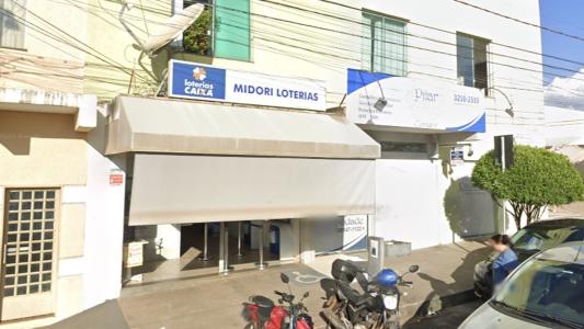 Foto mostra fachada da Midori Loterias, em Uberlândia (MG)