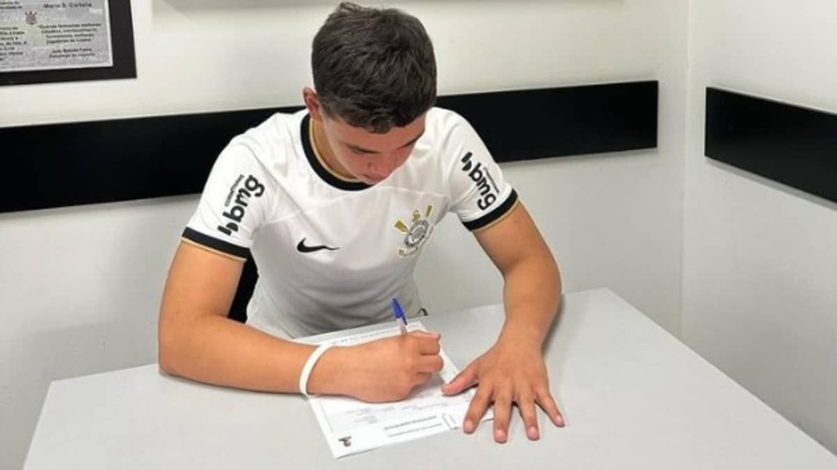 Irmão de Gabriel Moscardo assina contrato com o Corinthians