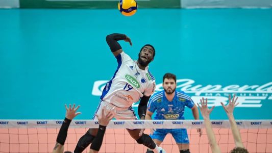 Miguel López foi expulso da partida e suspenso após dar um tapa em rival