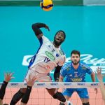 Jogador do Sada Cruzeiro dá tapa na cara de rival do Minas em partida da Superliga; assista