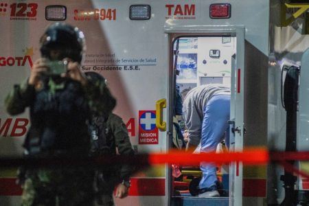 Senador Miguel Uribe Turbay sendo resgatado após ser baleado