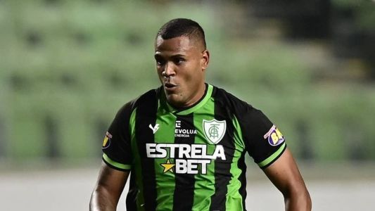 Mikael durante partida pelo América