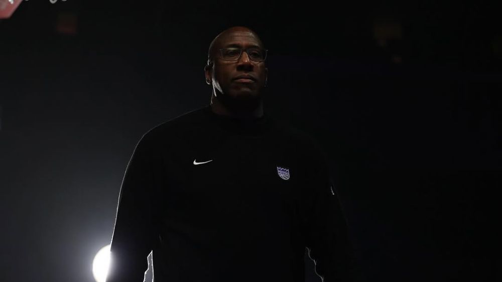 Sacramento Kings demite Mike Brown, eleito o melhor técnico da NBA em 2023