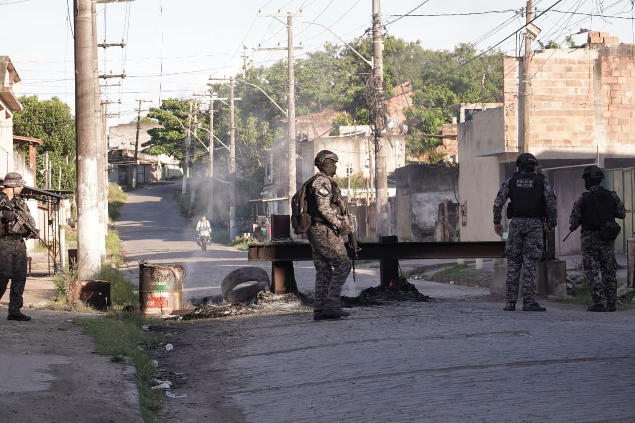 Mil policiais são recebidos a tiros em operação no Complexo do Salgueiro, no RJ