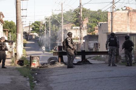 Mil policiais são recebidos a tiros em operação no Complexo do Salgueiro, no RJ