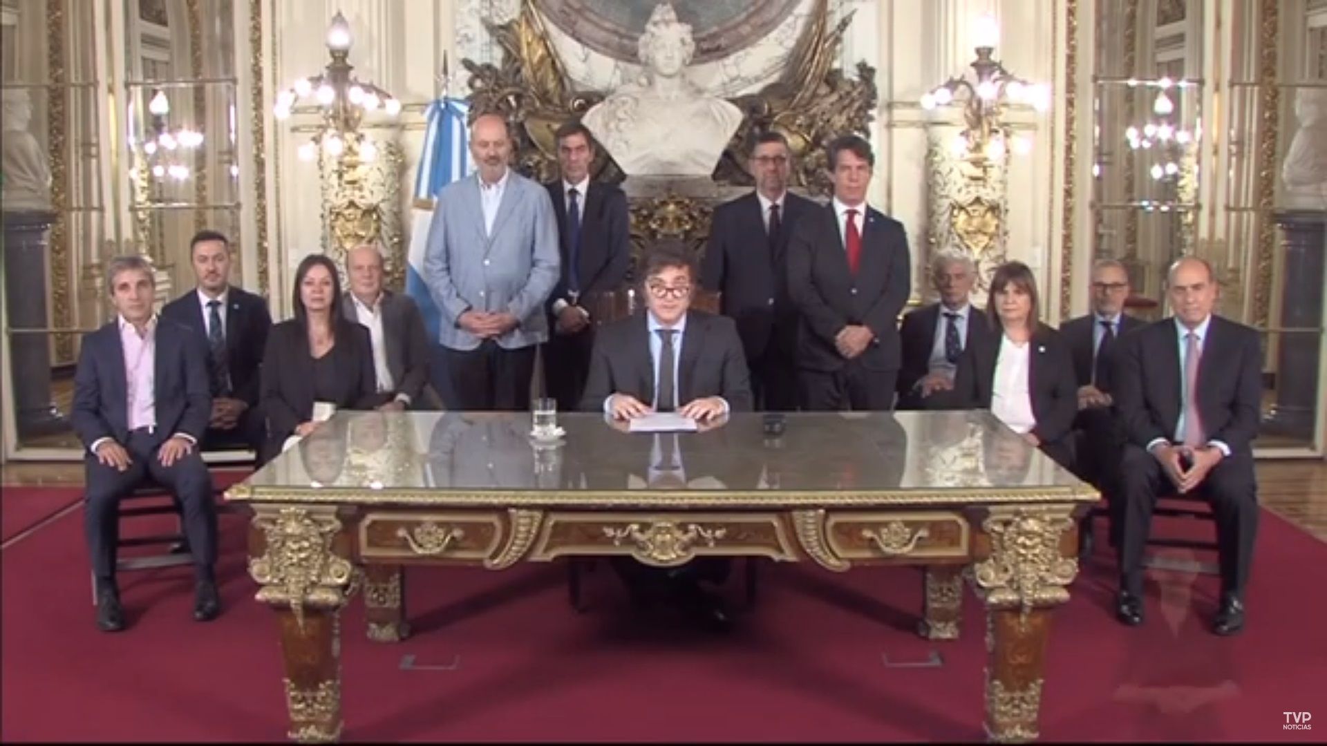Milei anuncia ‘revogaço’ de leis para tentar conter a crise na Argentina; confira