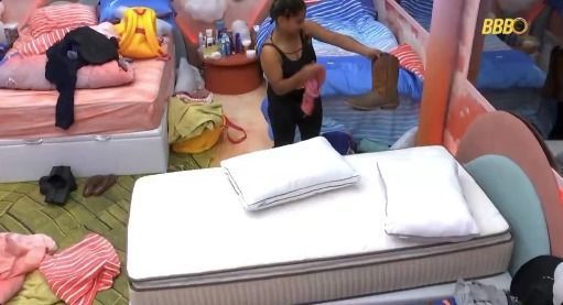 Prova do Líder BBB 26: Milena é retirada, se revolta e suja pertences de Cowboy