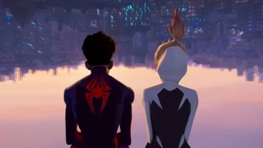 Miles Morales e Gwen Stacy em cena de Homem-Aranha: Através do Aranhaverso