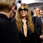 Miley Cyrus aparece de franja e confirma celebração para aniversário de Hannah Montana