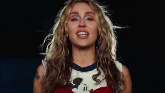 Miley Cyrus no clipe do novo single 'Used To Be Young'