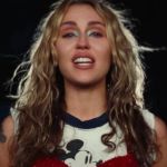 ‘Tenho um pólipo muito grande na minha corda vocal’, afirma Miley Cyrus sobre sua voz e falta de shows