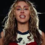 Miley Cyrus recebe convite para casamento de fã e manda presente
