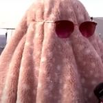 Fã de Taylor Swift usa cobertor como disfarce após mentir no trabalho para ver show nos EUA 
