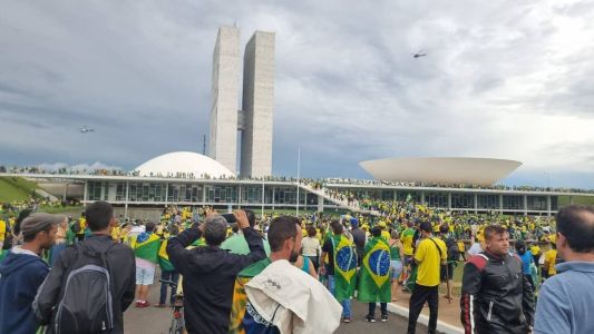 Milhares de apoiadores de Jair Bolsonaro (PL) ocupam a Praça dos Três Poderes