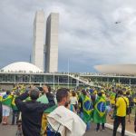 Apoiadores de Bolsonaro seguem na Praça dos Três Poderes após invasão ao Congresso Nacional