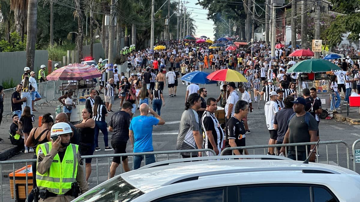 Torcedores do Atlético chegam cedo ao Mineirão para ‘estreia’ na Libertadores 
