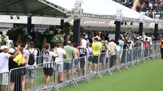 Milhares de fãs se despedem de Pelé na Vila Belmiro