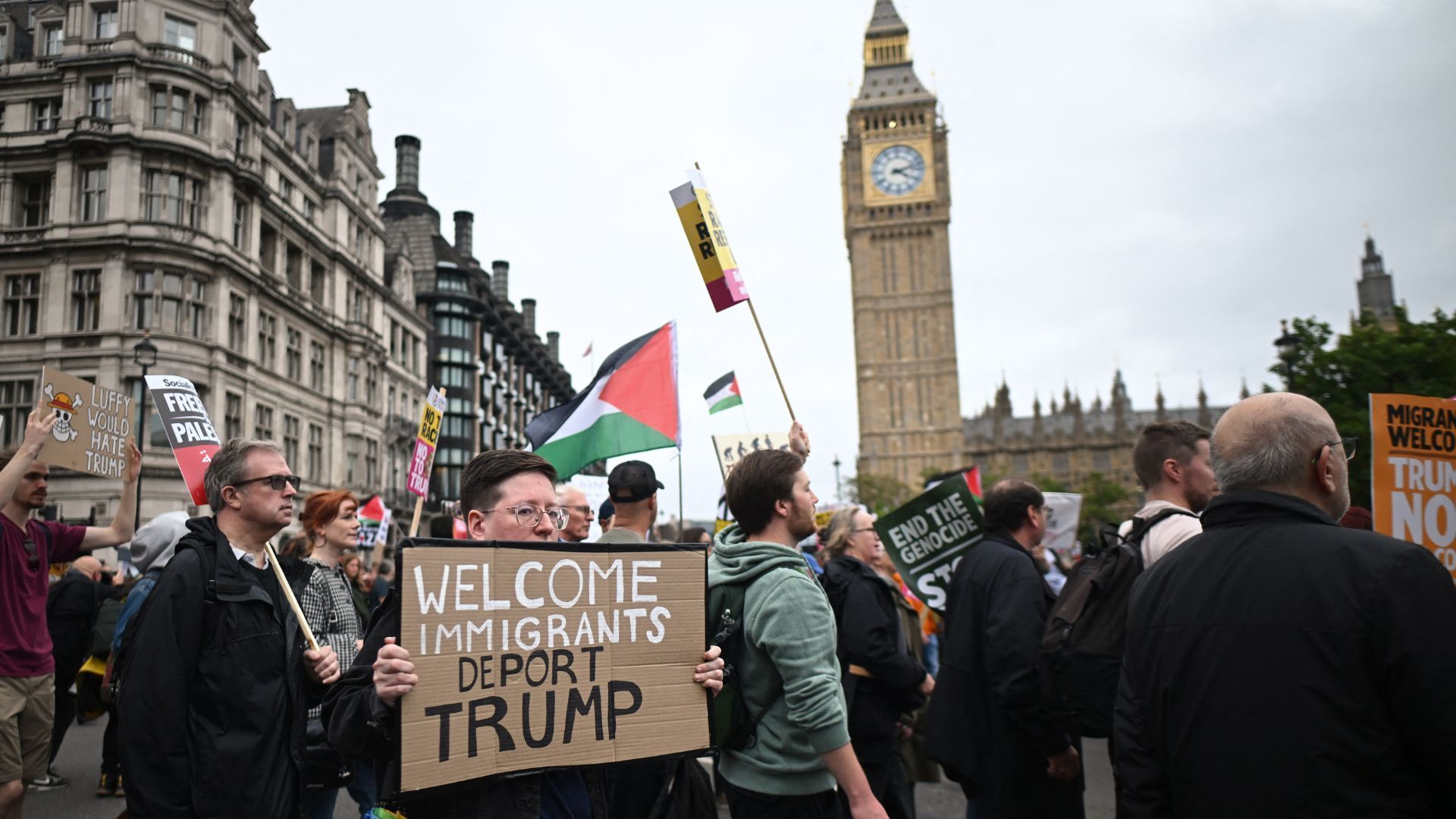 Milhares de manifestantes protestam em Londres contra Donald Trump