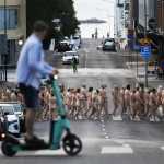 “País dos mil pelados”: milhares de pessoas posam sem roupa na Finlândia