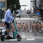 “País dos mil pelados”: milhares de pessoas posam sem roupa na Finlândia