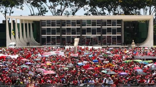Milhares de pessoas aguardam em frente ao Palácio do Planalto para a cerimônia de posse de Lula