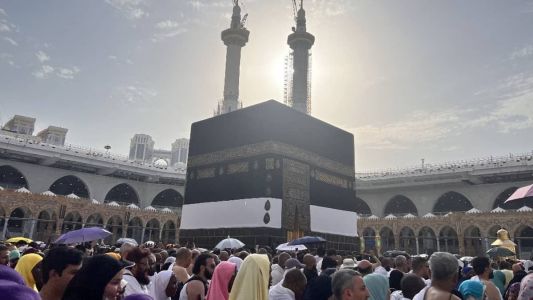 Milhões de fiéis enfrentam calor para chegar a Meca