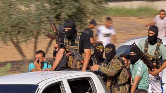 Militantes palestinos em direção à fronteira com Israel