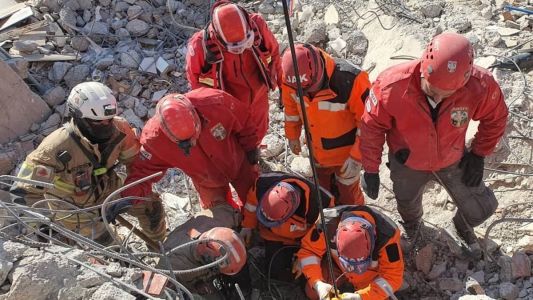 Militares atuam em um prédio de 9 andares em uma área residencial