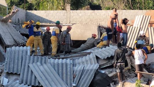 Militares e populares trabalham no resgate