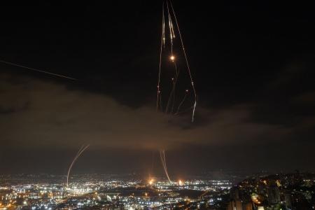 Sistemas de defesa aérea israelenses são ativados para interceptar mísseis iranianos sobre a cidade israelense de Haifa.