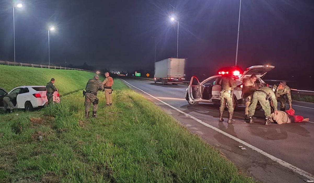 Militares de MG que estão a caminho do RS apreendem jovem suspeito de roubo em SC