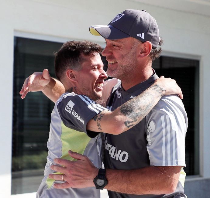 Bernard se apresenta ao Atlético e tem primeiro encontro com Milito; veja fotos