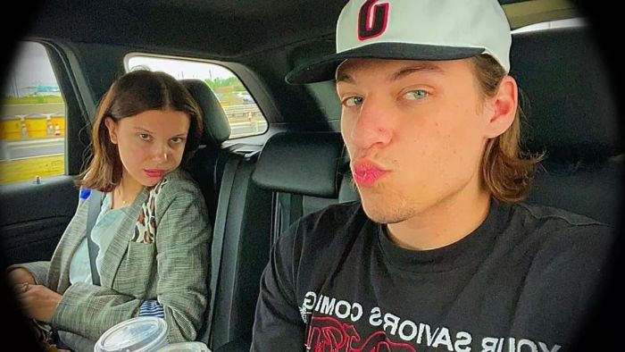 Millie e Jake Bongiovi estão há mais de um ano juntos Millie e Jake Bongiovi estão há mais de um ano juntos