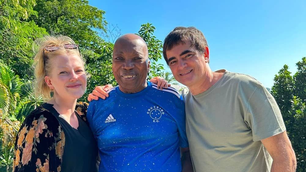 De camisa do Cruzeiro, Milton Nascimento encontra Samuel Rosa