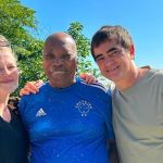 De camisa do Cruzeiro, Milton Nascimento encontra Samuel Rosa