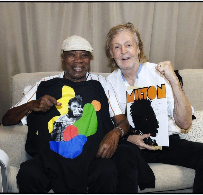 Milton Nascimento e Paul McCartney trocam presentes na despedida da turnê 'Got Back'
