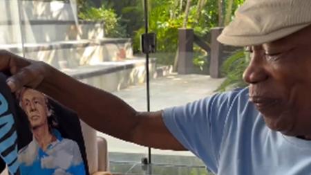 Milton Nascimento publicou vídeo recebendo camisa e 'credencial VIP' para show do ex-Beatles