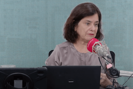 A ministra da Saúde, Nísia Trindade, concede entrevista à Itatiaia