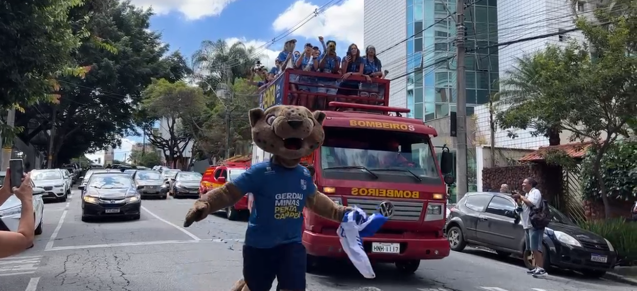 Campeão da Superliga Feminina, Minas desfila em carro aberto em BH