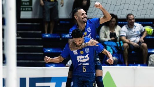 Jogadores do Itambé Minas comemoram gol em partida contra o Umuarama, pela LNF