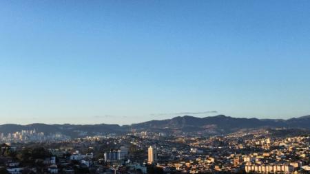 Minas Gerais tem previsão de céu claro a parcialmente nublado com névoa seca à tarde